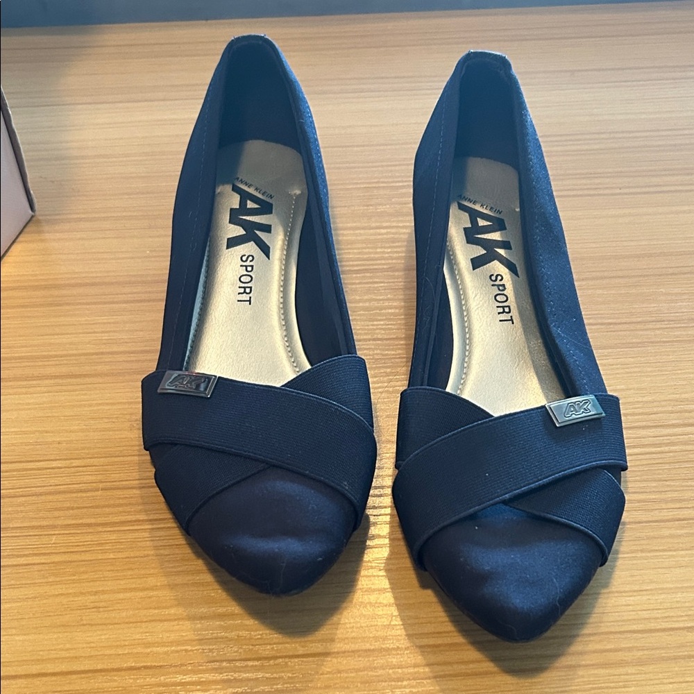 NWOT Women's Navy Blue Flats
